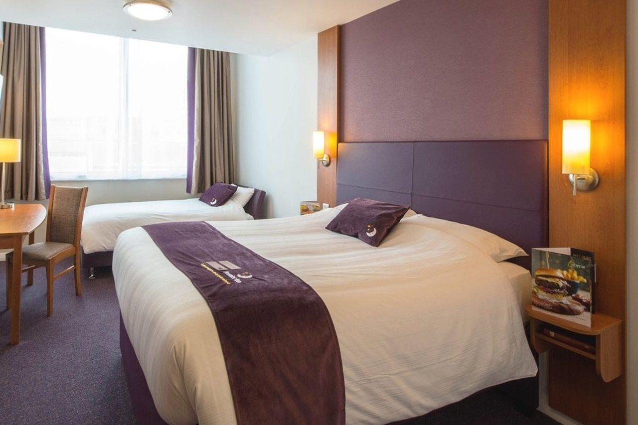 Premier Inn Manchester Airport Runger Lane North เฮล ภายนอก รูปภาพ