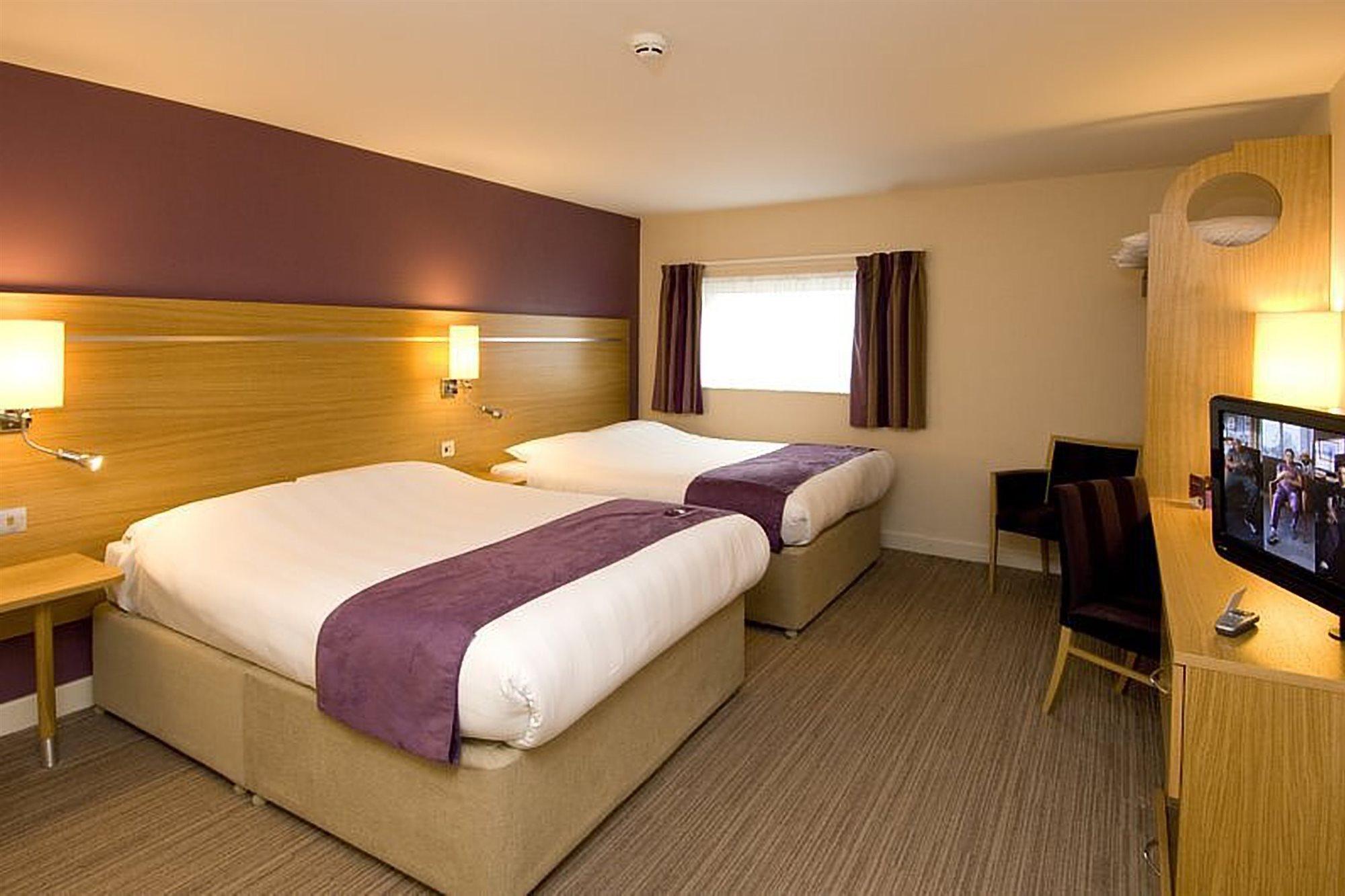 Premier Inn Manchester Airport Runger Lane North เฮล ภายนอก รูปภาพ