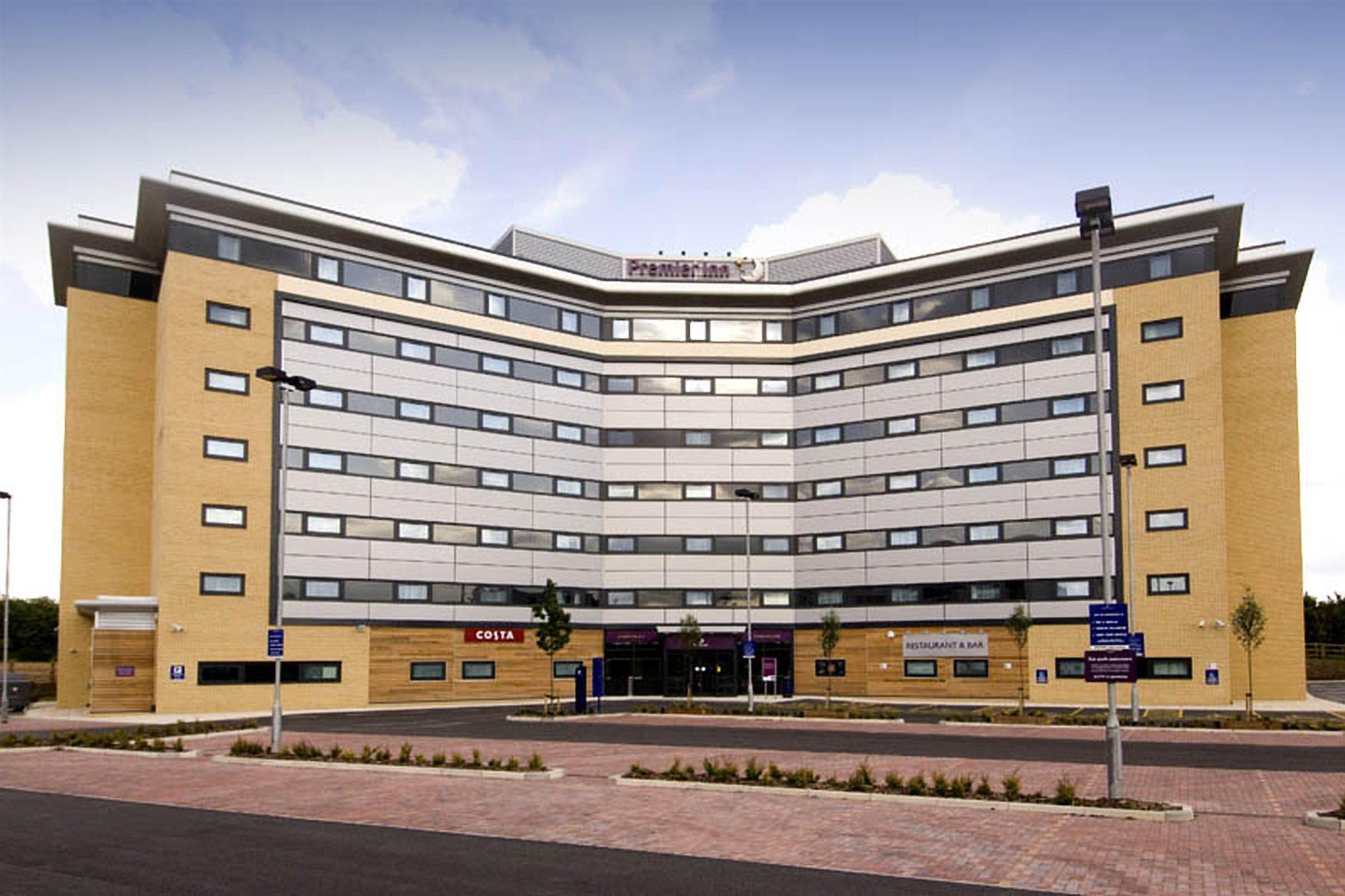 Premier Inn Manchester Airport Runger Lane North เฮล ภายนอก รูปภาพ