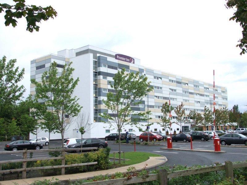 Premier Inn Manchester Airport Runger Lane North เฮล ภายนอก รูปภาพ