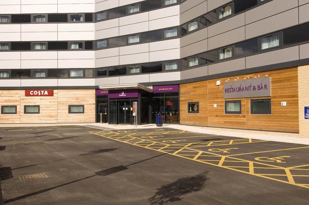 Premier Inn Manchester Airport Runger Lane North เฮล ภายนอก รูปภาพ