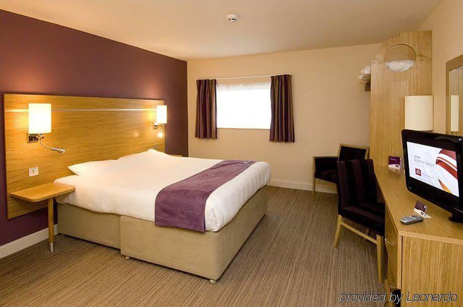 Premier Inn Manchester Airport Runger Lane North เฮล ภายนอก รูปภาพ